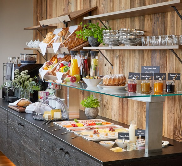 Bergbauernfrühstück mit Produkten vom Hof und selbstgemachten Köstlichkeiten