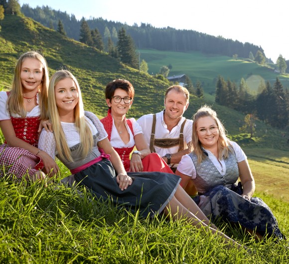 Gastgeber, Martin und Margit Laireiter mit ihren 3 Töchtern © Michael Huber, Huber Fotografie