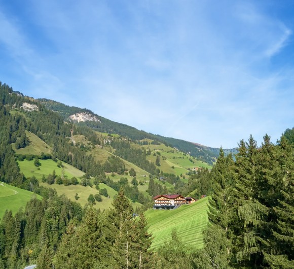 Die Berglodge liegt idyllisch inmitten Wiesen und Wälder © Michael Huber, Huber Fotografie