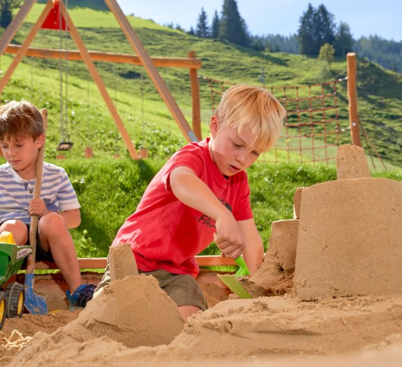 In der Sandkiste spielen am Spielplatz der Berglodge © Michael Huber, Huber Fotografie