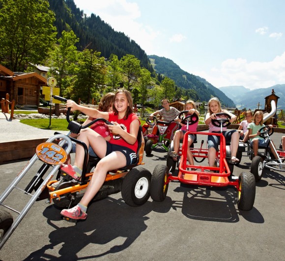 Gokart fahren auf dem großen Kinderspielplatz in Großarl © Tourismusverband Großarltal