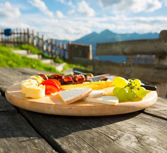 Deftige Stärkung - eine schmackhafte Brettljause auf der Alm © Tourismusverband Großarltal