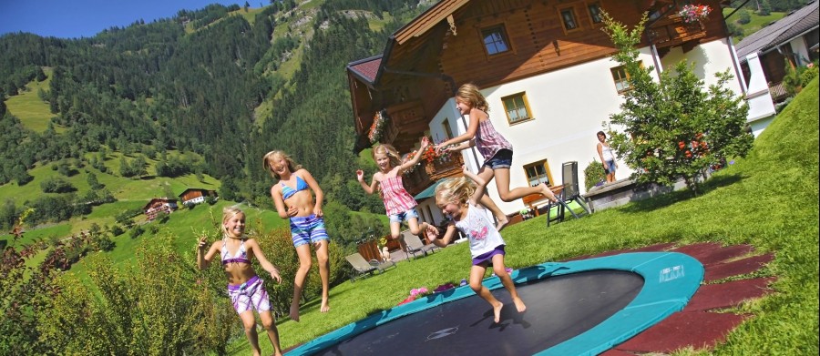 Trampolin springen am Reisenhof in Großarl, Österreich